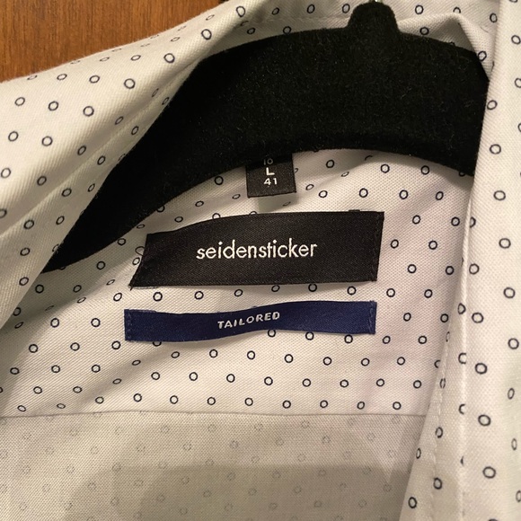 Beautiful button up shirt. Size L - Picture 2 of 4